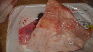 Foto! Rămâi fără cuvinte! Ce a găsit o româncă în mielul cumpărat dintr-un supermarket