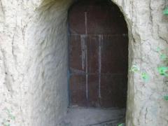 Poliţiştii au descoperit un tunel care făcea legătura între locuinţa unui gălăţean şi râul Siret