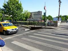 Circulaţie BLOCATĂ în zona Academiei Militare, după ce au apărut mai multe GROPI în asfalt