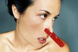 Nu mai ştii ce să faci să scapi de MIROSUL DE ŢIGARĂ din casă? Iată câteva trucuri de milioane