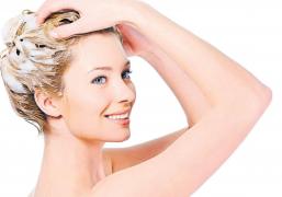 Şi-a pus MAIONEZĂ în păr, după care l-a uscat! Rezultatul este UIMITOR!