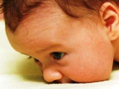 VIDEO UTIL! Cum salvezi un COPIL care se SUFOCĂ