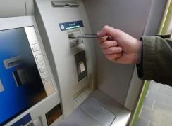 Trei bulgari, arestați după ce au instalat dispozitive de copiere a datelor pe bancomate din București
