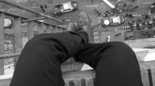 Povestea se repetă! Un bărbat din Constanța a vrut să se arunce de pe un bloc de opt etaje