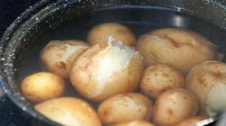 A vrut să facă nişte CARTOFI NOI PRĂJIŢI! Ce a găsit în ei când i-a tăiat a lăsat-o fără cuvinte