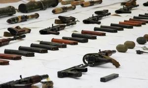 Poliţiştii moldoveni au depistat arme, cocktailuri Molotov şi explozibil la două adrese din Chişinău