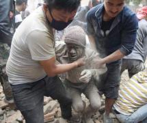 Cutremur Nepal: Trei oameni au fost scoși în viață de sub dărâmături