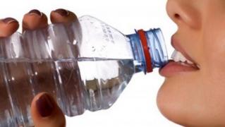 Bei APĂ ÎMBUTELIATĂ? Descoperirea care te va face să nu mai pui gura pe aşa ceva