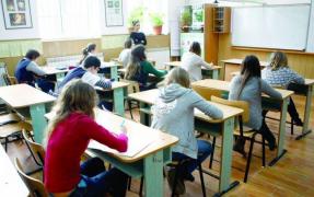 Evaluarea Naţională: Părinţii vor examene decisive, jumătate dintre elevi nu iau notă de trecere