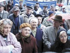 Pensionarii protestează în fața Guvernului