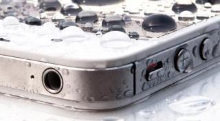 Ai scăpat TELEFONUL în APĂ? AŞA îl poţi salva