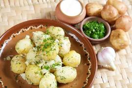 Cea mai bună REȚETĂ de CARTOFI NOI cu smântână, mărar și usturoi