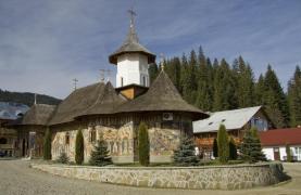 Neamț: Zeci de pelerini ajung la Mănăstirea Petru Vodă, la pomenirea de doi ani a părintelui Iustin Pârvu