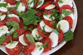 Îți place BRÂNZA cu ROȘII? Iată ce trebuie să știi, în primul rând, pentru sănătatea ta