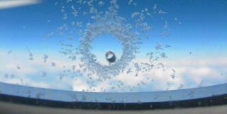 Te-ai întrebat vreodată? Acesta este motivul pentru care sunt găurite ferestrele avioanelor