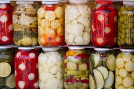 GREȘELILE FRECVENTE pe care le faci când pui MURĂTURI