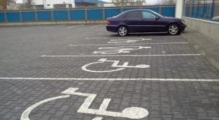 A parcat într-un loc rezervat persoanelor cu handicap, deşi e sănătos tun. Şi a primit o lecţie de neuitat