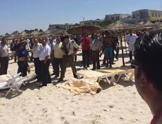 Sute de turiști străini se grăbesc să părăsească Tunisia după atentatul din stațiunea Sousse