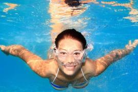 Este știut! De ce se ÎNROȘESC OCHII după o baie în PISCINĂ