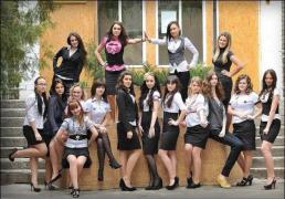 Una dintre fetele din imagine ascunde un SECRET! Ce o face să fie atât de diferită de celelalte?!