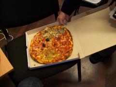 Descoperirea care şochează o lume întreagă! Ce se află în AMBALAJUL de la PIZZA şi cât de dăunător este