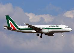 Alertă la bordul unui avion Alitalia! A aterizat de urgenţă la Roma după ce a lovit o pasăre