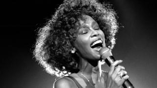 Whitney Houston, şantajată pentru o aventură lesbiană