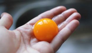 Face minuni! Cum folosești GĂLBENUȘUL de OU ca MEDICAMENT NATURIST