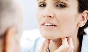 Poate duce la probleme grave de sănătate! Iată un exercițiu care tratează cu succes TIROIDA