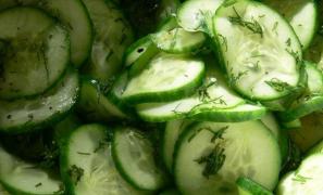 Puțini știu! Ce se întâmplă dacă pui SARE pe CASTRAVEȚI