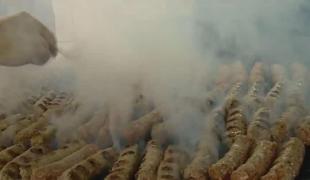 Îţi plac micii? Iată cea mai bună rețetă de mici româneşti, făcuţi în casă. Secretul a fost păstrat cu sfinţenie