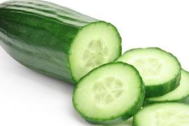 Ce se întâmplă dacă ţii o FELIE de CASTRAVETE pe cerul gurii timp de 30 de secunde? Rezultatul e uimitor