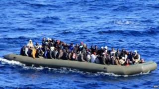 Italia: 1.810 imigranţi au fost salvaţi de pe o ambarcaţiune