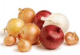 Scapă de lacrimi în bucătărie! Greşeala pe care o fac toate gospodinele când gătesc ceapă