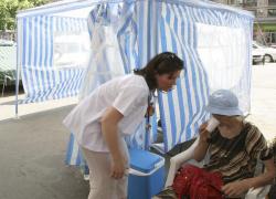 Corturi medicale anticaniculă, amenajate în Capitală