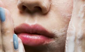 S-a spălat zile la rând cu PASTĂ DE DINŢI pe faţă! Ce s-a întâmplat cu tenul ei