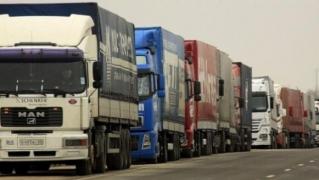 Cozile de tiruri la frontieră se întind pe aproximativ cinci kilometri