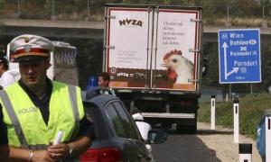 Poliția confirmă arestarea a trei persoane în legătură cu imigranții găsiți morți într-un camion