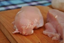 Pericol URIAȘ! Ce se întâmplă atunci când SPELI CARNEA DE PUI!