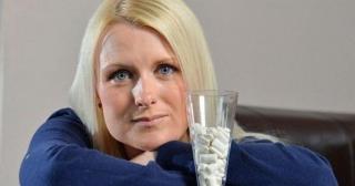 A mestecat gumă câte şapte ore pe zi! Ce veste i-au dat MEDICII acum