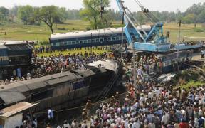 Două trenuri au deraiat pe un pod în India. Cel puțin 27 de morți