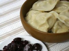 Deliciul gospodinelor! Cel mai îndrăgit desert de post: COLȚUNAȘI cu vișine