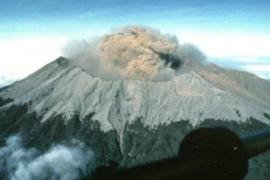 Indonezia: Aeroportul din Bali, închis din nou din cauza erupției vulcanului Raung