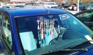 ATENŢIE MARE! De ce nu este bine să ai CRUCIULIŢE lipite de parbriz