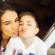 Geanina Ilieș își pregătește fiul de școală