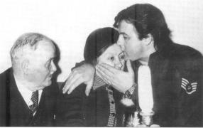 O poză inedită cu "Tribunul": Cornel Vadim Tudor alături de părinţii săi