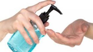 Pericolul ascuns din gelurile dezinfectante pentru mâini. Din ce în ce mai mulţi copii ajung la spital