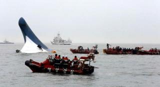 Coliziune dintre un feribot şi o ambarcaţiune cu imigranţi: Cel puţin 13 persoane s-au înecat