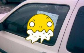 Râzi cu LACRIMI! Anunţul lăsat de un român pe maşină a devenit VIRAL