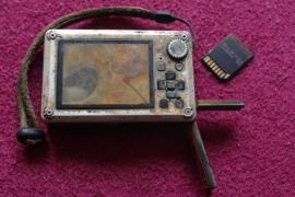 A găsit pe fundul râului un aparat de fotografiat ruginit. Când l-a deschis a avut parte de o surpriză